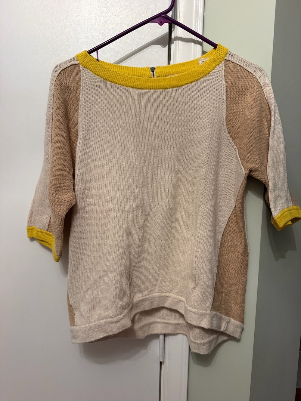 Cream & Tan Short-Sleeve Crew Sweater with Yellow Trim